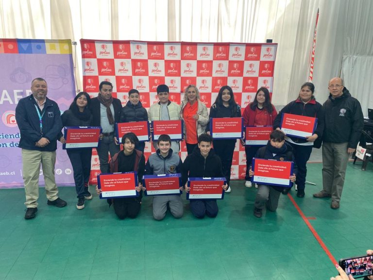 Entregan notebooks a cerca de 500 escolares de Molina