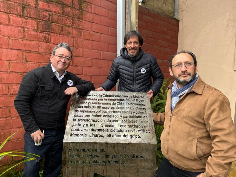 A 50 años del Golpe descubren placa recordatoria y entregan libro de memorias