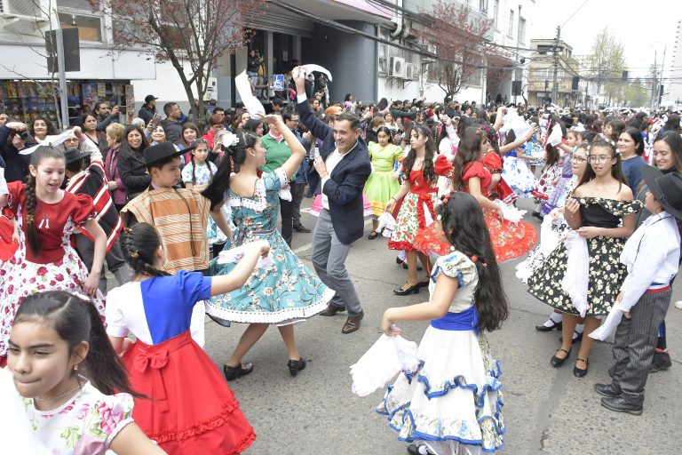 Curicó dio el vamos a las celebraciones de Fiestas Patrias con “Mil Pañuelos al Viento”