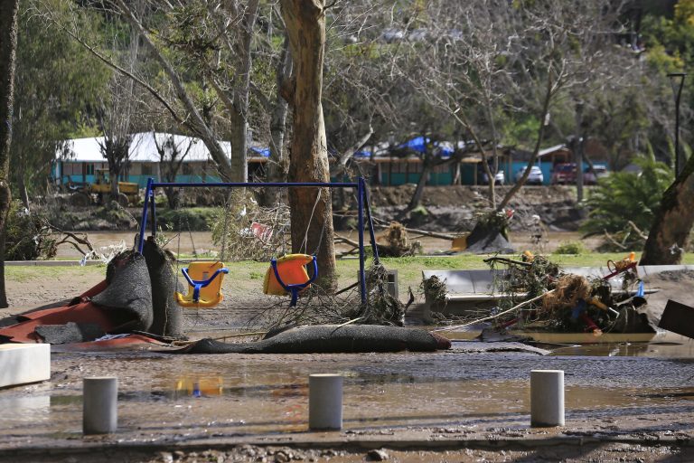 Alcalde compromete recuperación del inundado Parque Río Claro en Talca