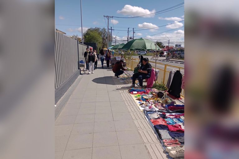 Preocupa presencia de comercio callejero en las afueras de nuevo Hospital de Curicó