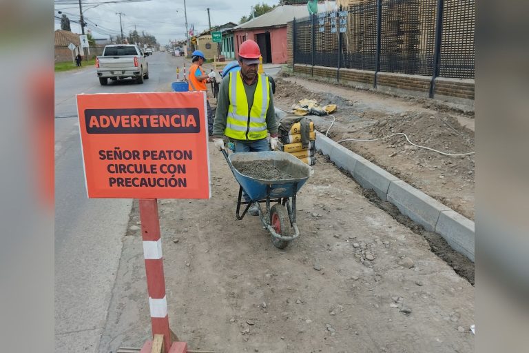 Avanza recambio total de veredas y espacios públicos en concurrida calle de Molina