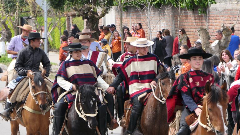 Sagrada Familia dio vamos a las Fiestas Patrias con tradicional desfile