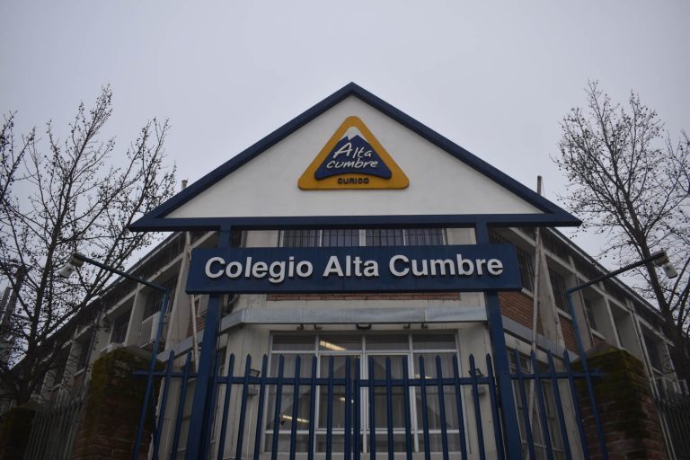 Alumnos fueron sorprendidos con armas en colegio curicano