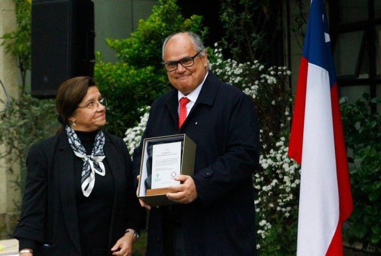 Pagando una “deuda moral”: Auditorio de nuevo hospital llevará el nombre de Roberto Fuenzalida