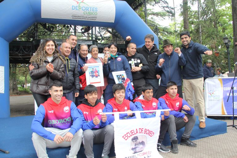 Dieron bienvenida de estrella a la boxeadora Denisse Bravo
