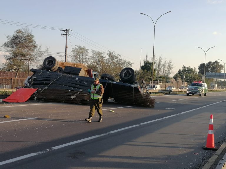 Ciclista murió aplastado por carga de camión