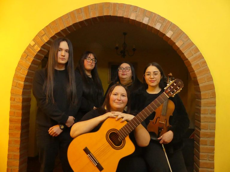 Cantautora curicana presenta su primer material discográfico como solista