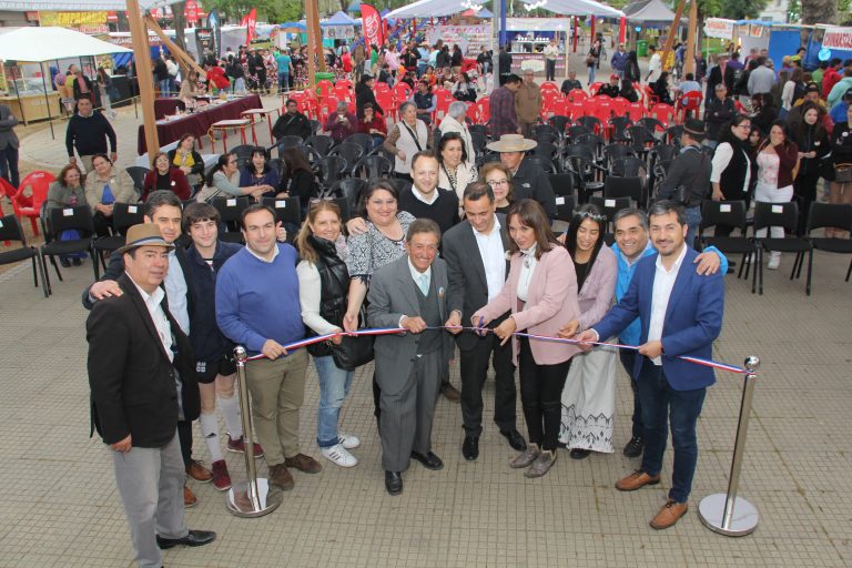 Muestra Costumbrista se toma la Alameda curicana