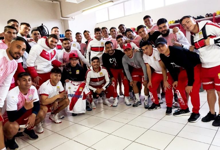 Niño disfruta experiencia junto a futbolistas