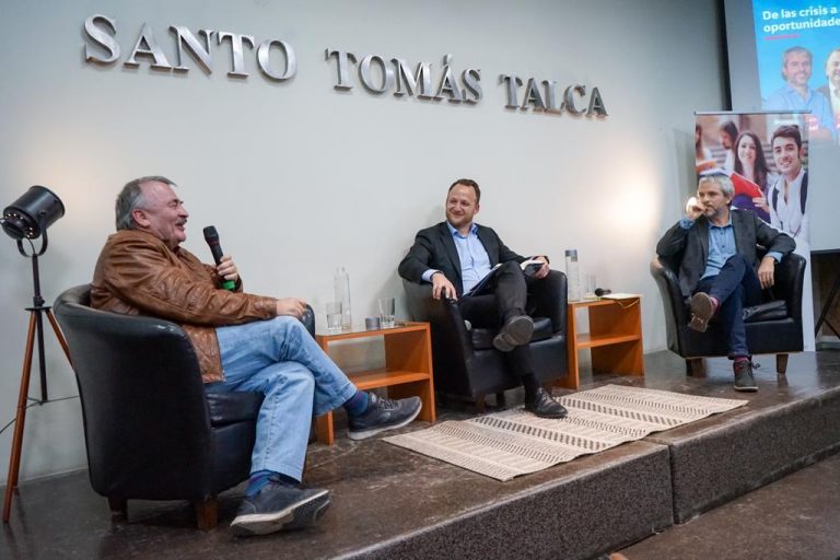 Diálogo público abordó episodios como el estallido social y el proceso Constitucional