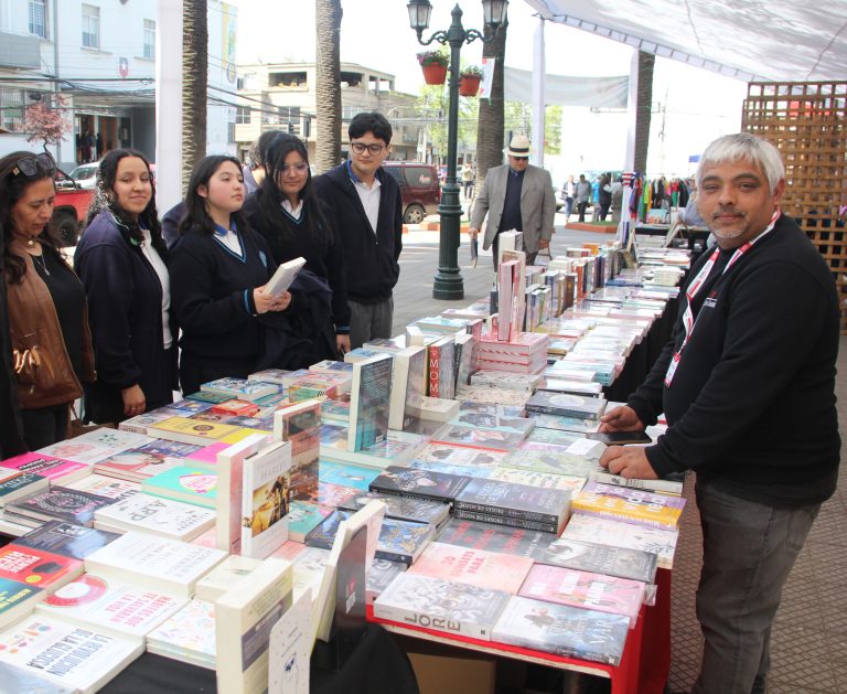 Expositores de la Felic estiman que la Plaza de Armas tiene potencial para fomentar la lectura todo el año