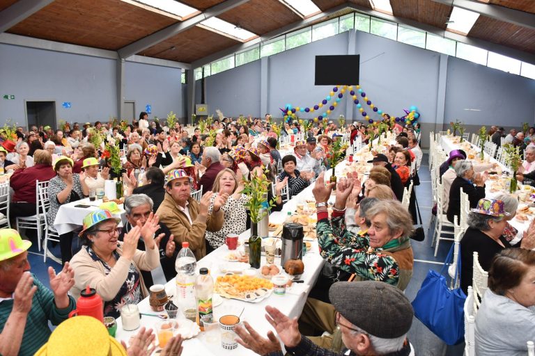 Adultos mayores siguen celebrando y con regalo incluido