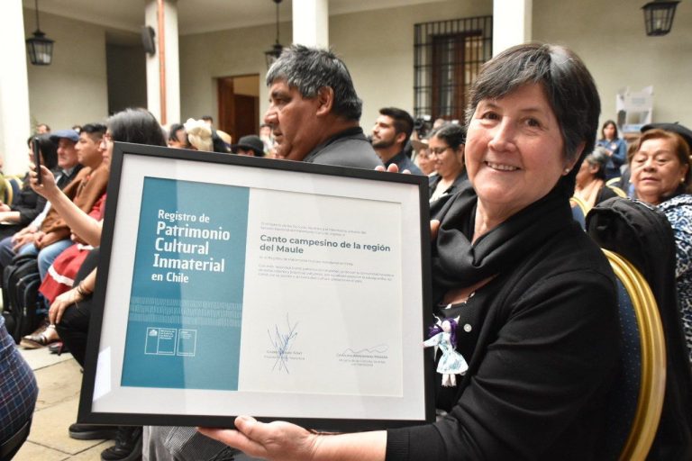 Brindan reconocimiento a cantora maulina Mauricia Saavedra