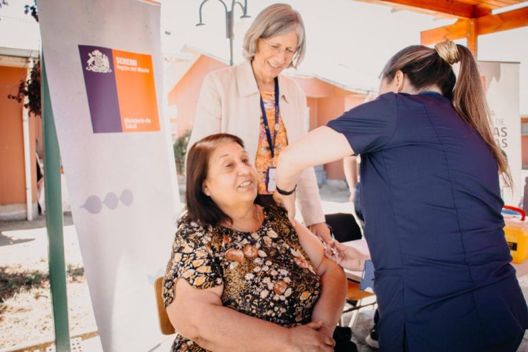 Llaman a retomar vacunación bivalente en personas mayores