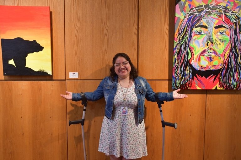 Usuarios de la Teletón exponen sus obras de arte