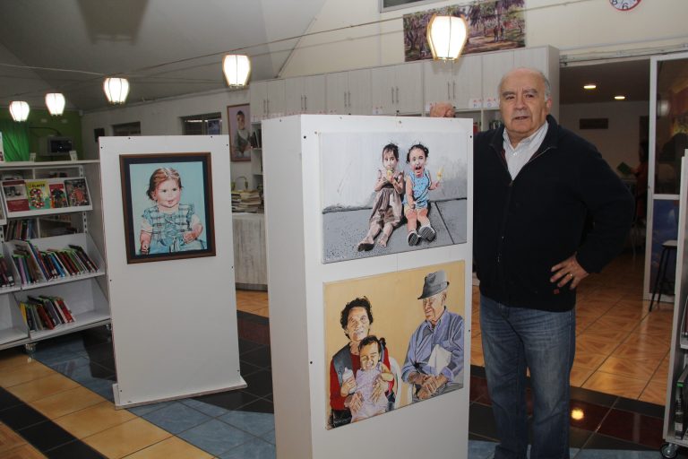 Profesor presenta sus pinturas en la Biblioteca Óscar Ramírez Merino
