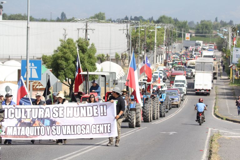 Masiva protesta de agricultores afectados por últimos temporales