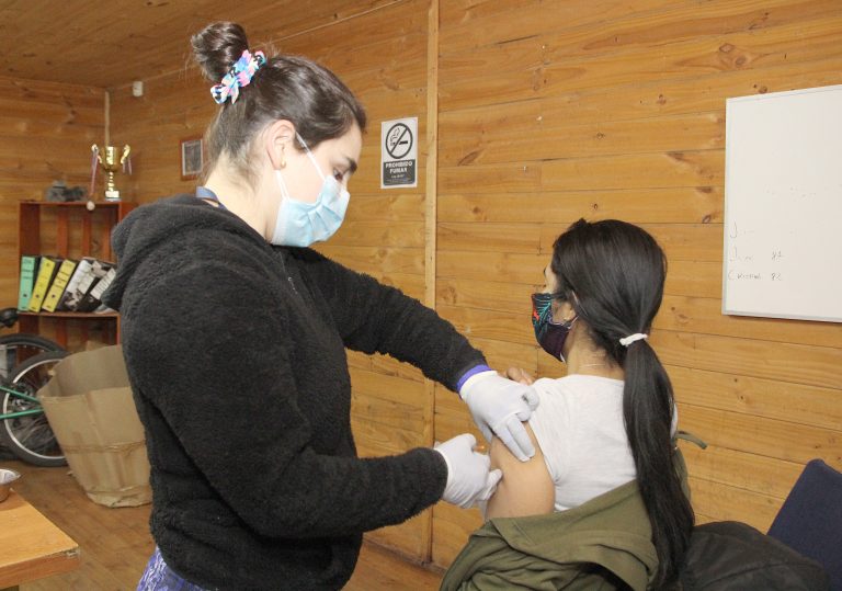 Especialista en salud pública remarca la necesidad de  seguir vacunándose contra el Covid-19