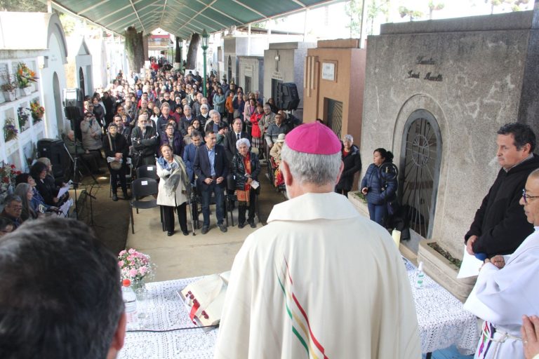 Comunidad curicana participó en la misa del Día de Todos los Santos