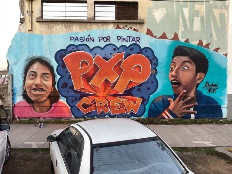 Grafiteros se encargan de llenar de color paso bajo nivel de Freire
