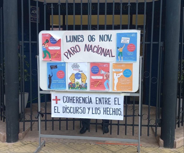 Trabajadores del Mineduc buscan respuestas a sus demandas