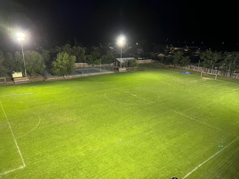 Con mejoramiento del gramado y la iluminación cancha de Villa Prat muestra un mejorado rostro