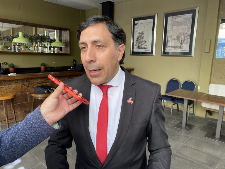 Carlos Vergara recalca que por ahora no le cierra la puerta “a ninguna opción”