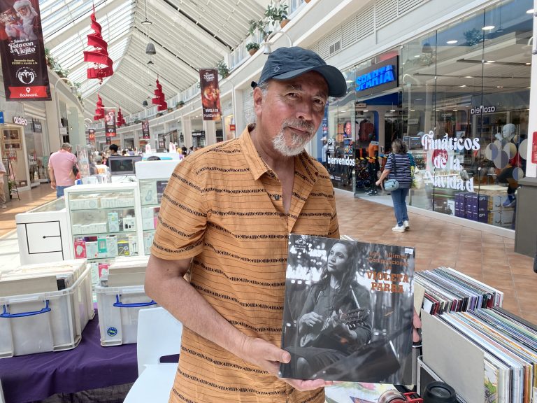 Con un amplio catálogo de vinilos feria itinerante estará hasta mañana en Curicó