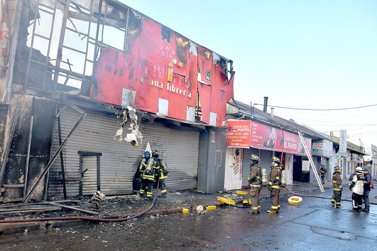 Incendio destruyó tradicional librería en pleno centro de Curicó