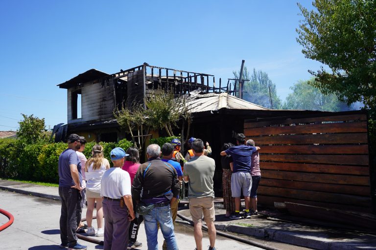 En víspera de Navidad incendio destruyó dos casas en Curicó