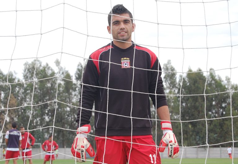 Portero Luis Santelices renovó en Curicó Unido