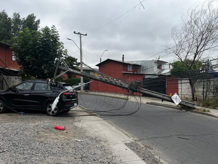 Automovilistas derribaron dos postes del alumbrado público