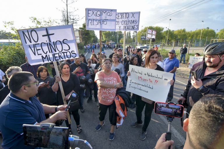 Vecinos se manifiestan tras fatal atropello en camino a Zapallar