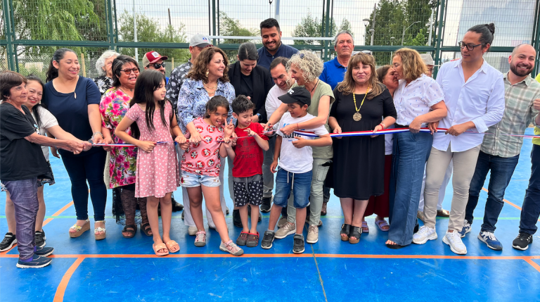 Molina: Vecinos de villa Los Ríos reciben una moderna multicancha