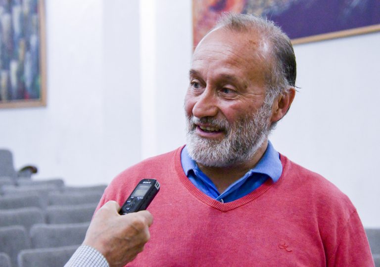 Mauricio Vergara Escobar trabaja por el éxito del teatro en Curicó