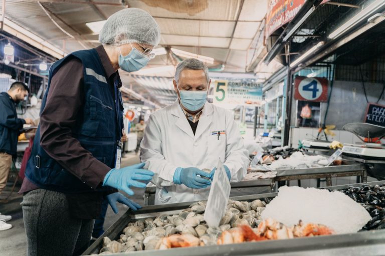 Entregan mensajes preventivos sobre el consumo seguro de pescados y mariscos