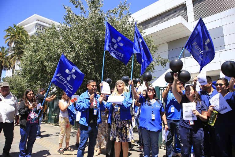 Trabajadores del Hospital Regional se movilizan por despidos de personal