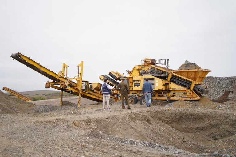 En Putú: Encuentran maquinaria, pero no a responsables de extracción ilegal de áridos