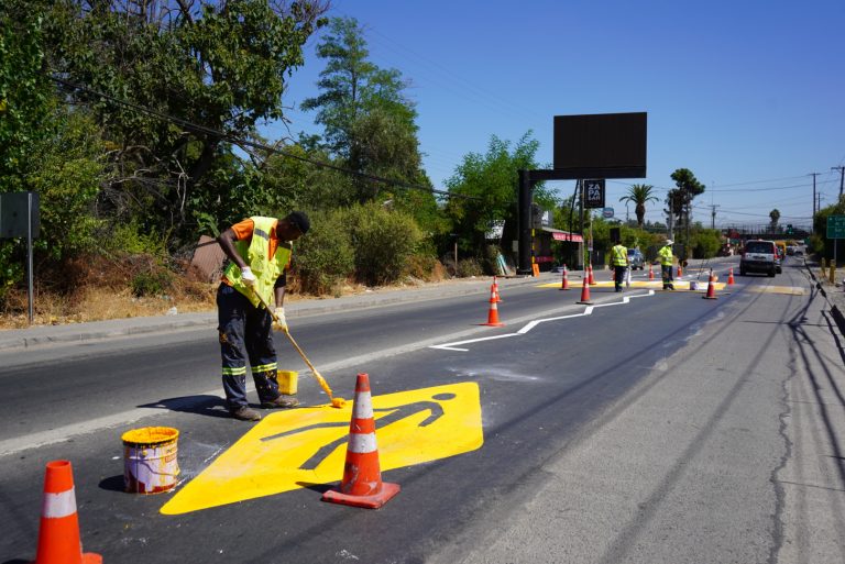 Municipio trabaja en la demarcación vial en diversos sectores de Curicó