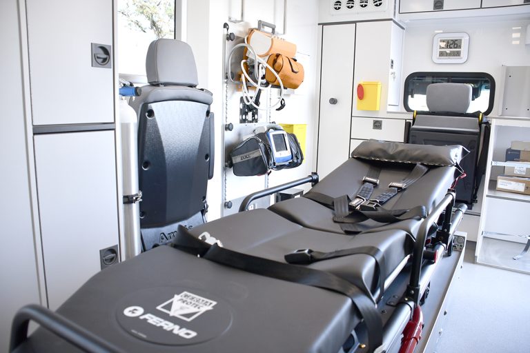 Hospital de Curicó recibe moderna ambulancia con certificación europea