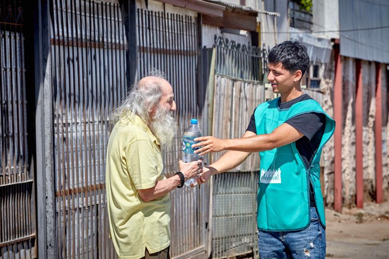 Llevan agua y protección a quienes viven en la calle