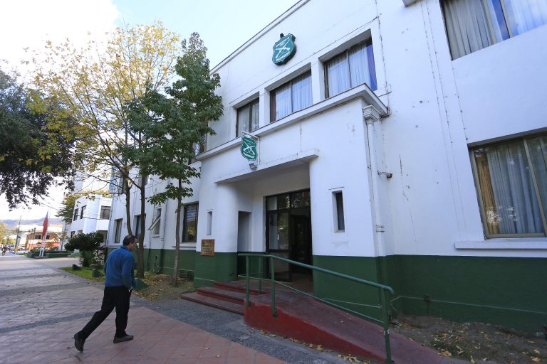 De baja dos carabineros por muerte de hombre durante detención