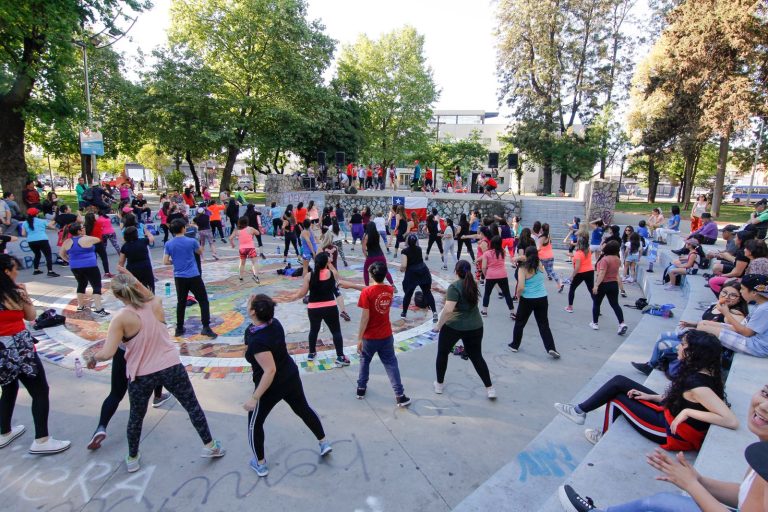 Alameda de Curicó recibe masiva zumbatón familiar