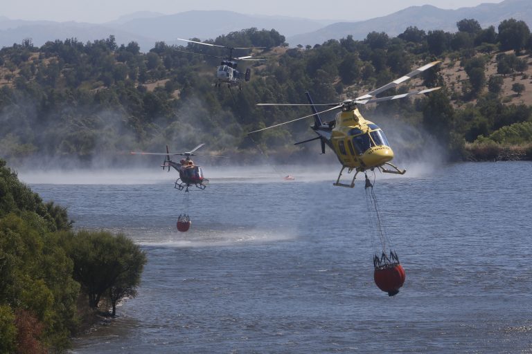 Sigue el arduo trabajo para combatir incendio forestal de Pencahue