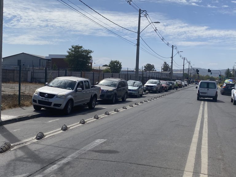 Vehículos siguen “tomándose” ciclovía y veredas frente a nuevo hospital