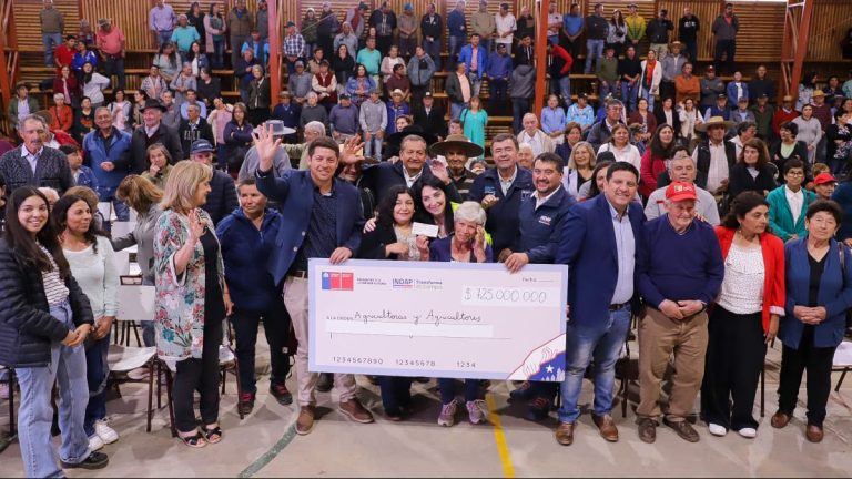 Ministro entregó bonos de reactivación a agricultores de Vichuquén