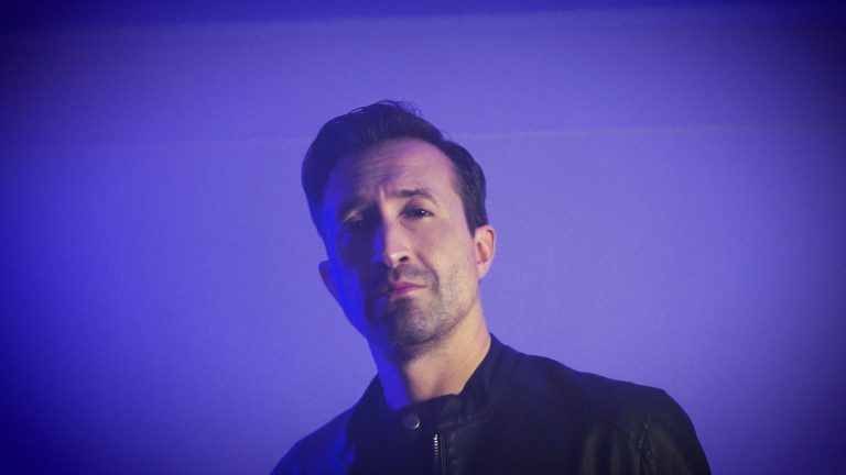 Pablo Urrutia: El músico talquino que pasó del rock pesado y metal a la balada romántica