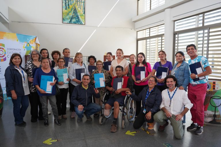 Entregan carpetas de regularización de viviendas a familias curicanas