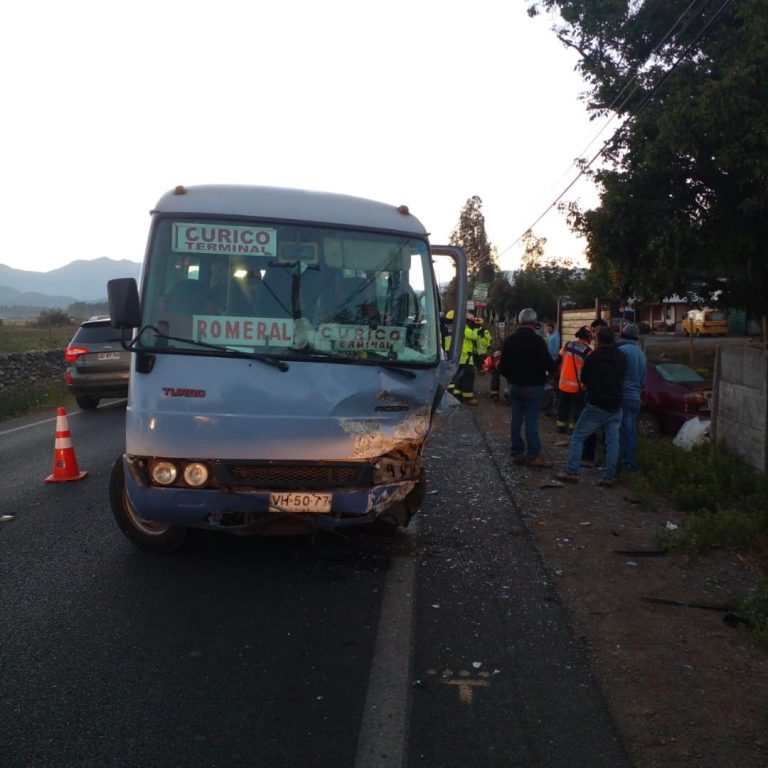 Un herido grave dejó choque entre minibús y automóvil en Romeral